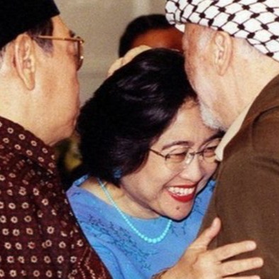 Presiden Yasser Arafat mencium kening Wakil Presiden Megawati. Sangat ikonik.