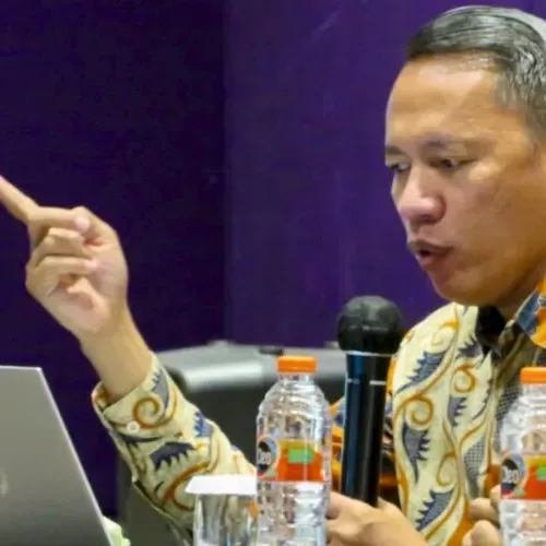 Dr. H. Mustolih Siradj S.H.I., M.H. 